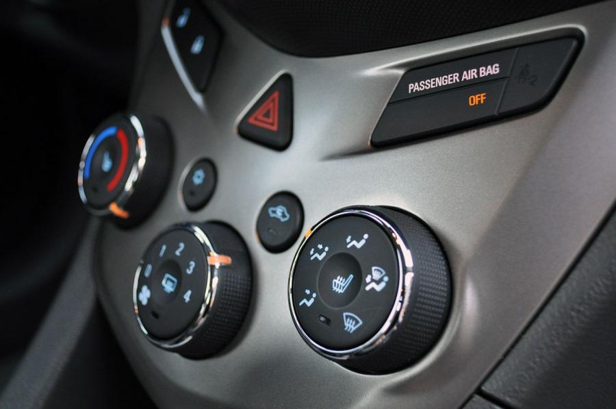  Chevrolet Sonic LTZ 2012 года  (фото 19 из 48)